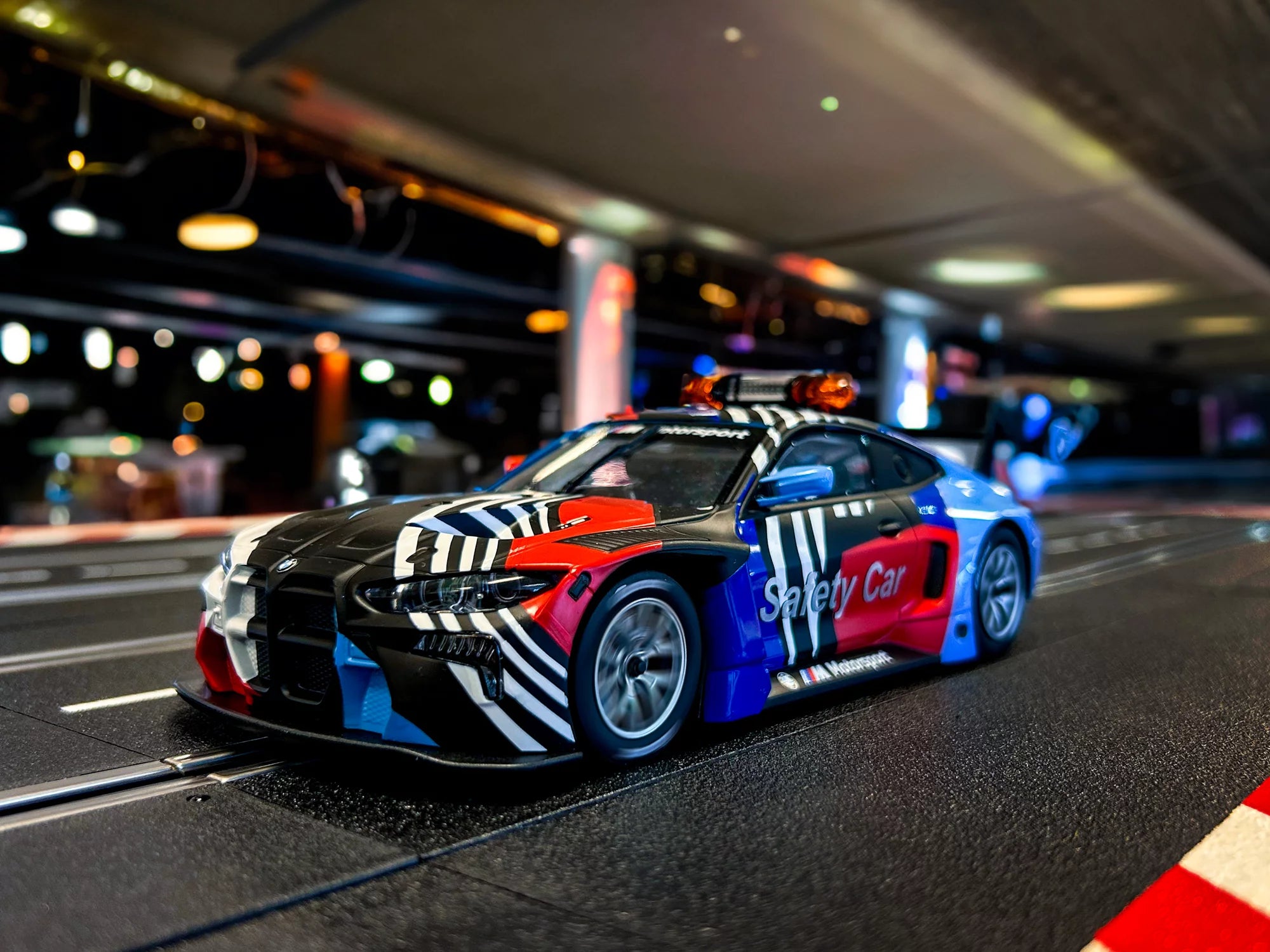 carrera-rc-bmw-m4-gt3-safety-car-digital-124-1-24-slotcar image 2