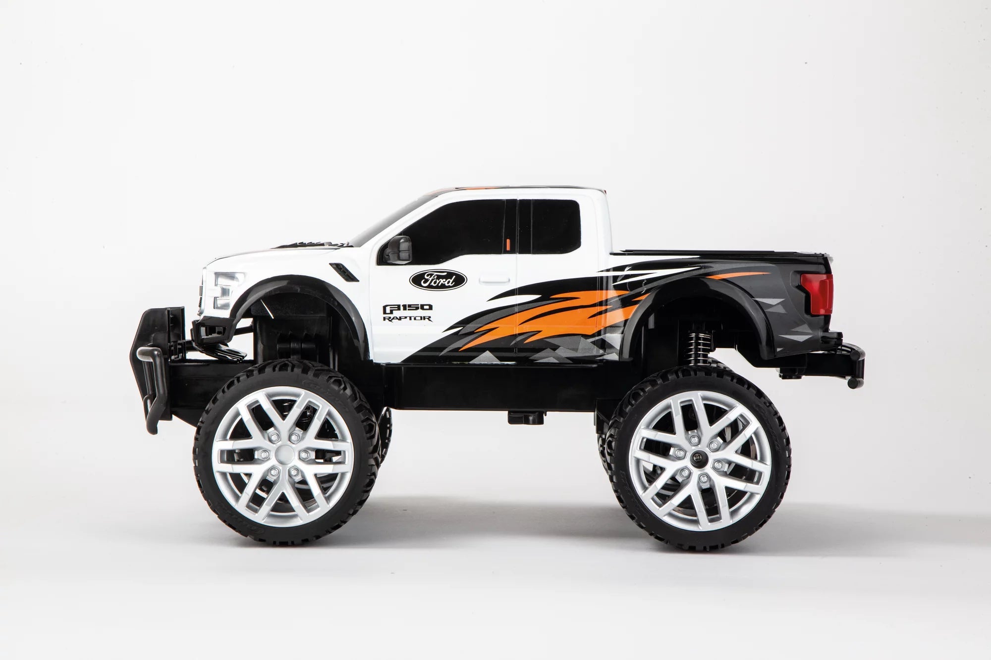 carrera-rc-ford-f-150-raptor-2-4-ghz-rc-pick-up-wei-mit-flammen image 4