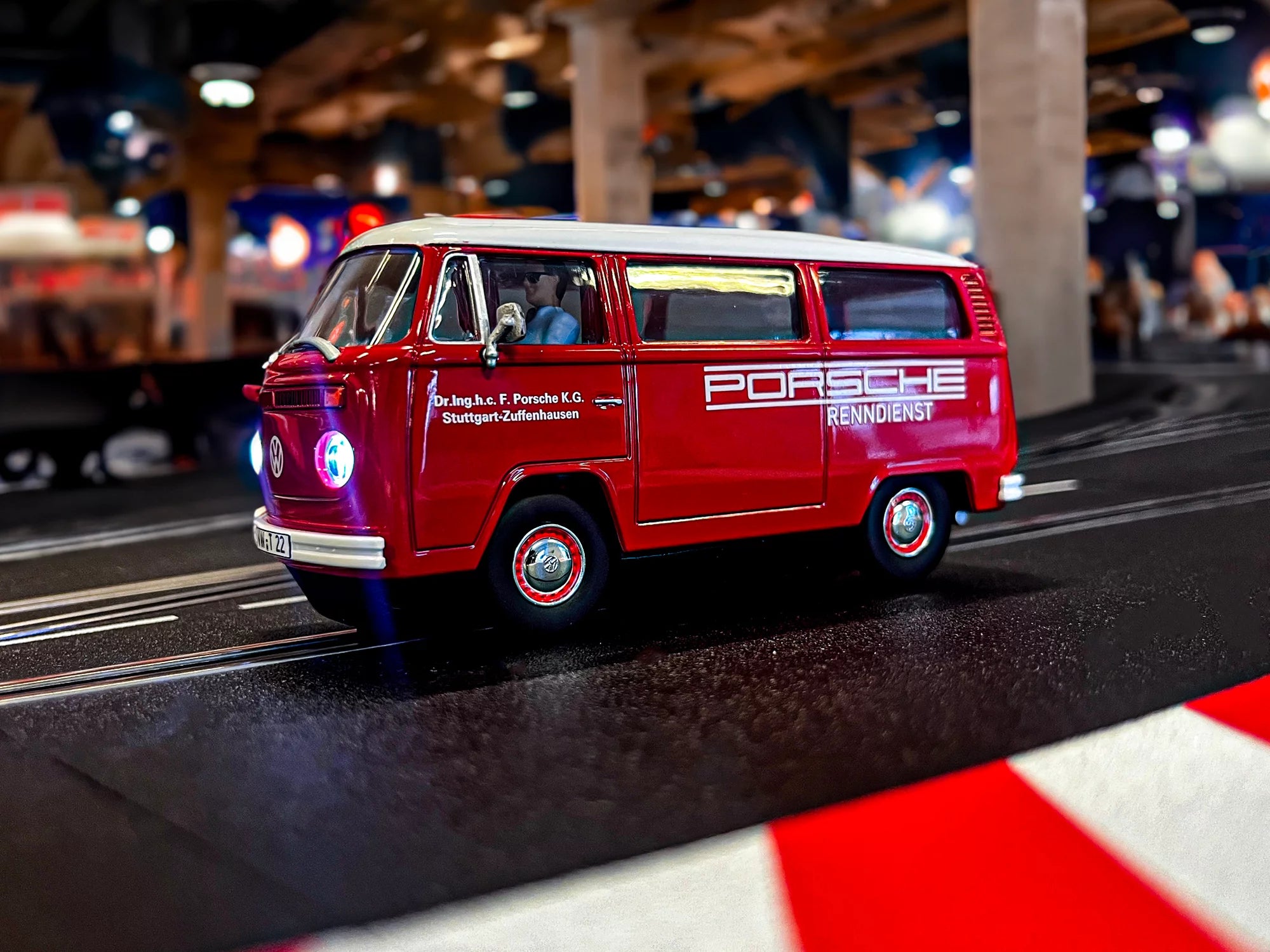 carrera-rc-vw-bus-t2b-porsche-renndienst-digital-132-slotcar image 2