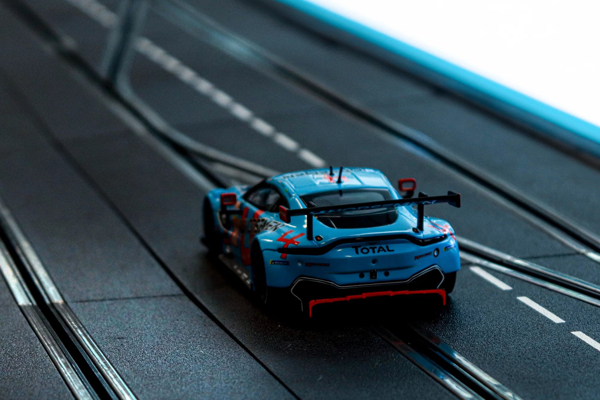 carrera-rc-aston-martin-vantage-gte-tf-sport-no-33-slotcar-1-32-digital-132 image 4