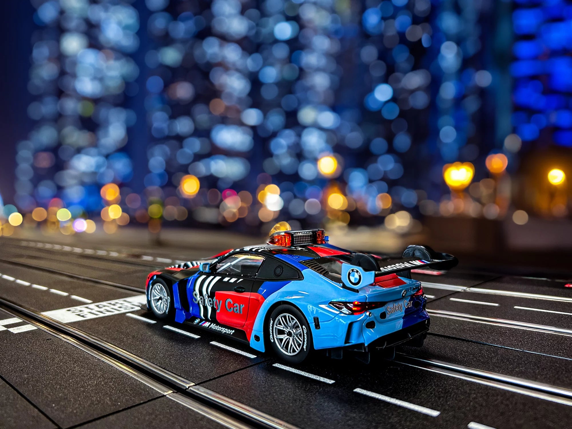 carrera-rc-bmw-m4-gt3-safety-car-digital-124-1-24-slotcar image 4
