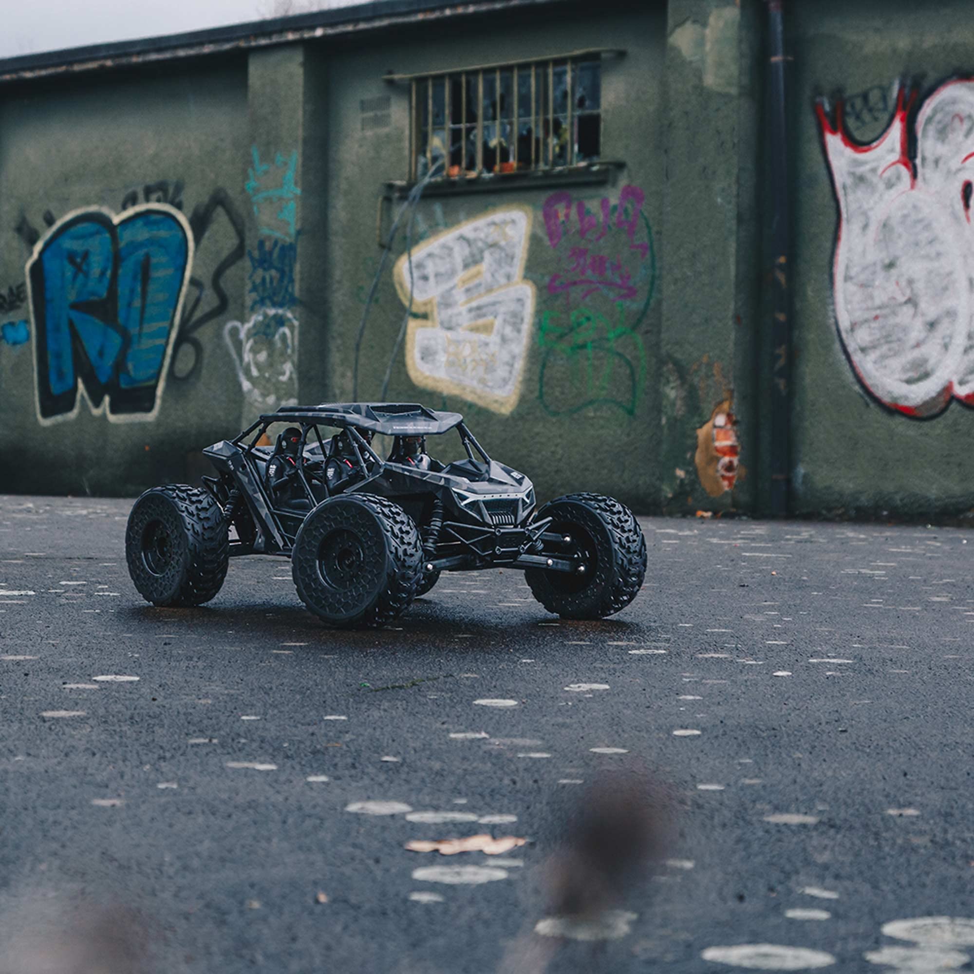 arrma-fireteam-6s-4wd-blx-speed-assault-vehicle-rtr-1-7-schwarz image 6