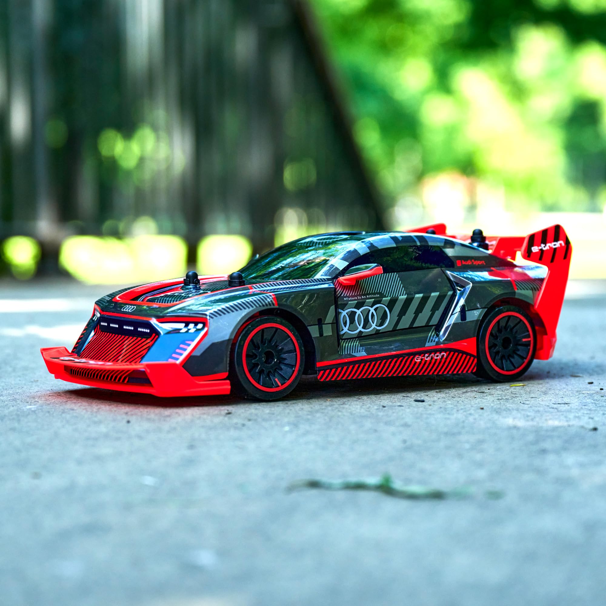 dickie-toys-rc-audi-s1-e-tron-quattro-drift-car-30cm-4wd-2-4ghz-ab-6-jahre image 6
