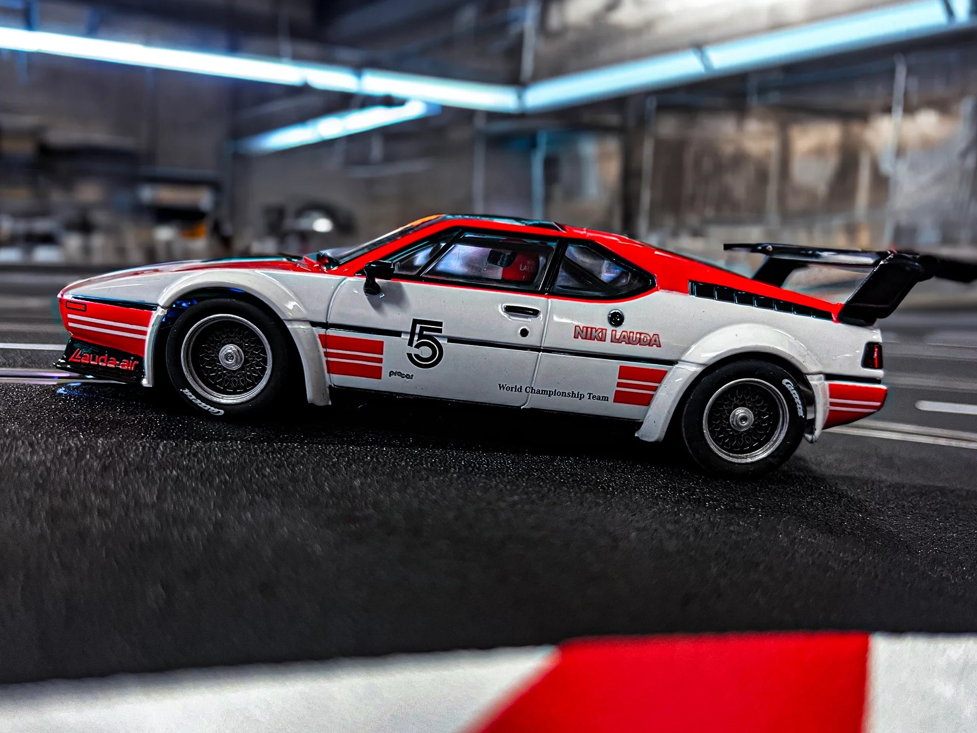 carrera-digital-132-bmw-m1-procar-niki-lauda-no-5-hockenheim-1980-slotcar-1-32 image 3