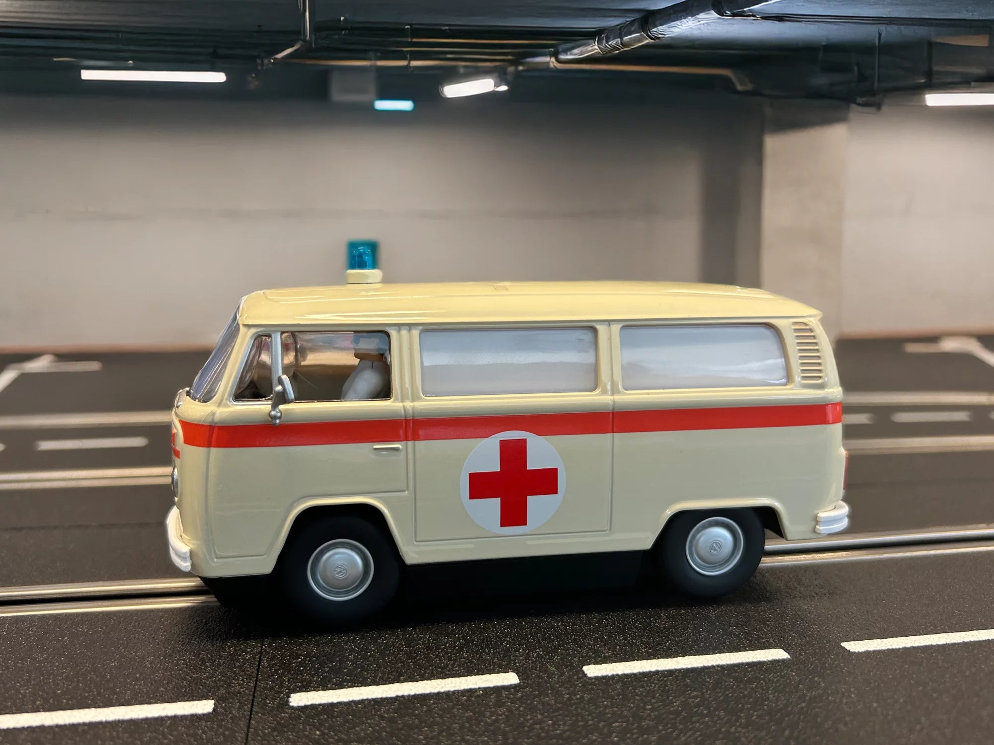 carrera-digital-132-vw-bus-t2b-krankenwagen-rotes-kreuz-slotcar image 3