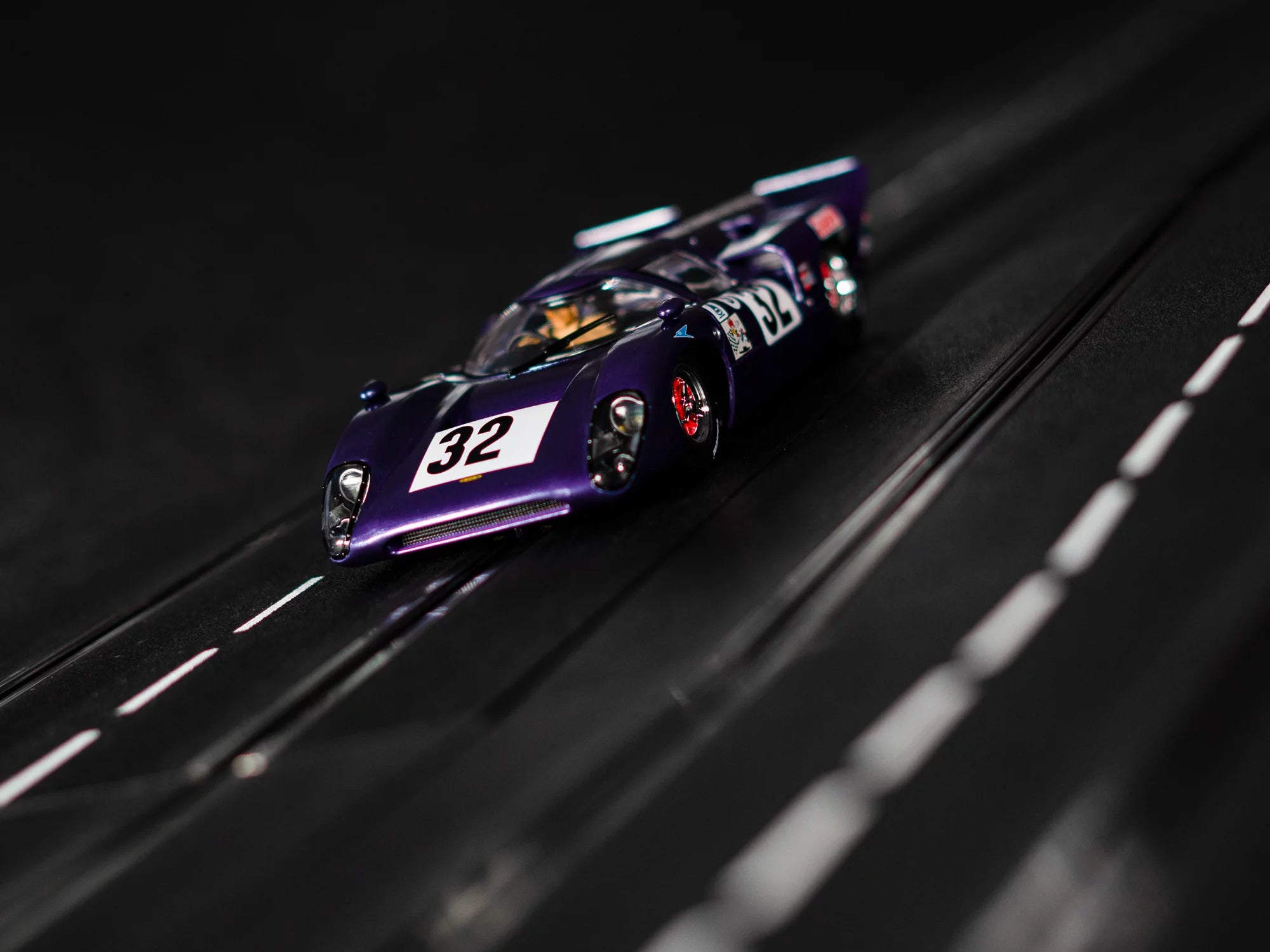 carrera-rc-lola-t70-mkiiib-no-32-digital-124-slotcar-1-24 image 2