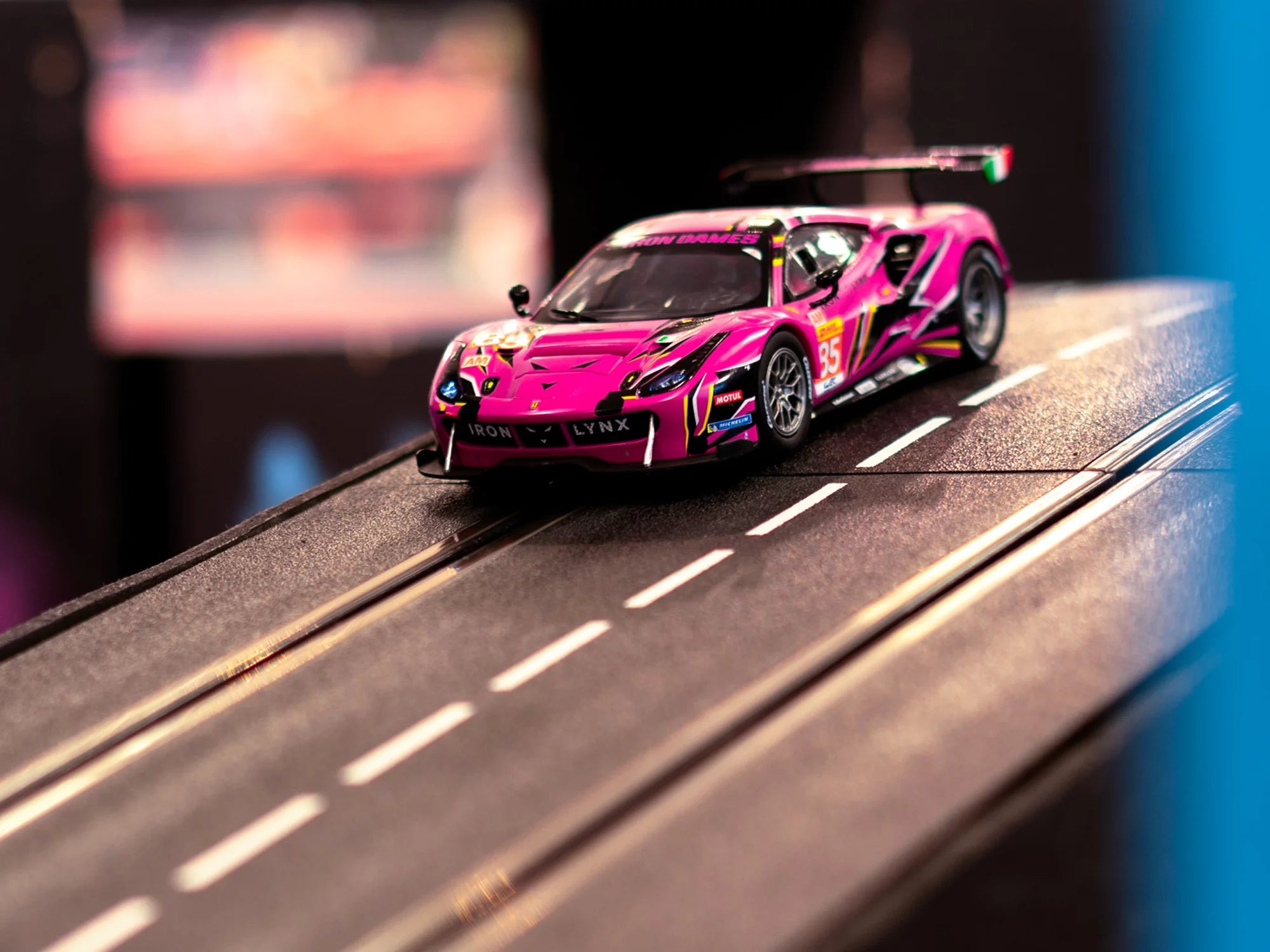 carrera-rc-ferrari-488-gt3-iron-dames-no-85-slotcar-digital-132-1-32 image 4