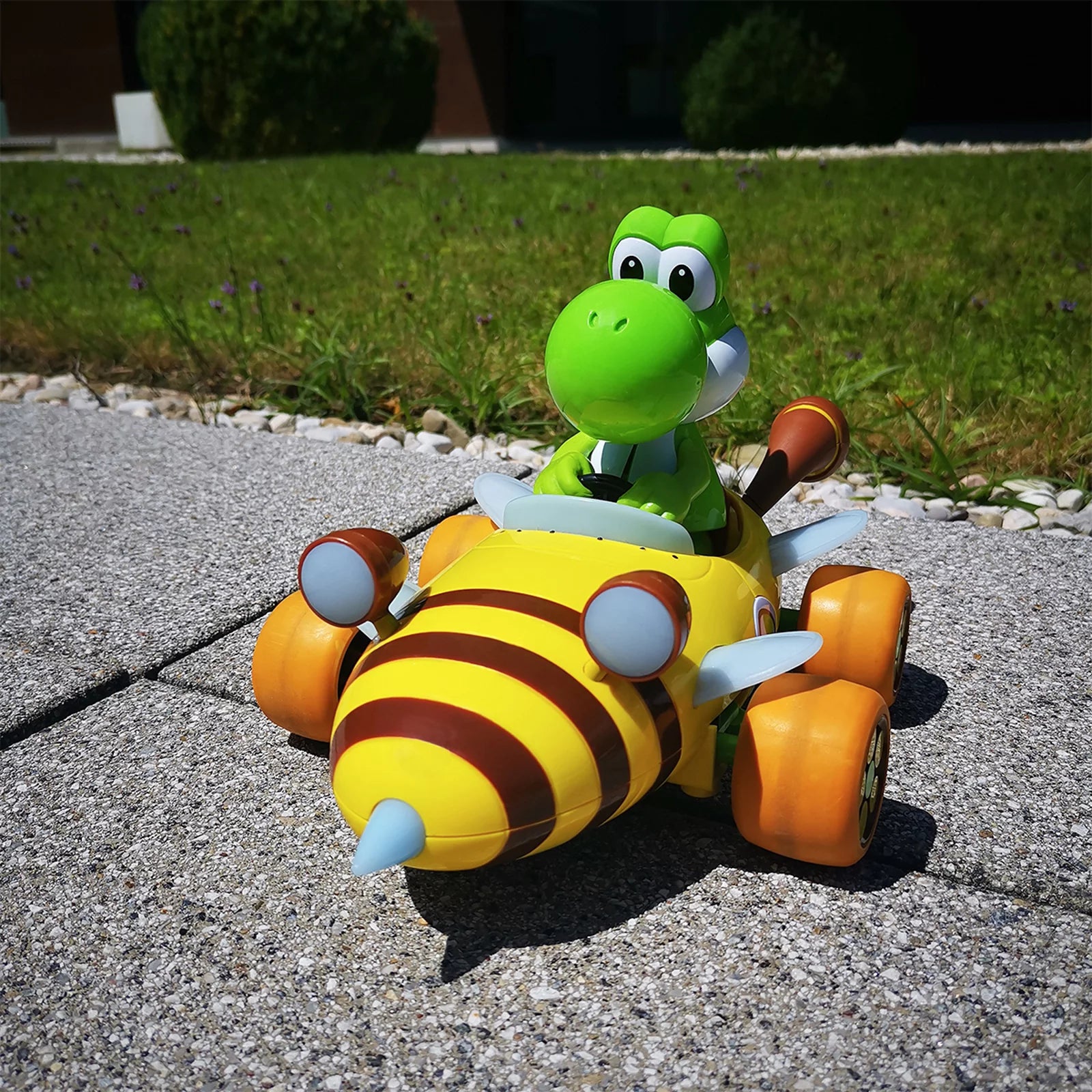 carrera-rc-mario-kart-bumble-v-yoshi-rc-auto-1-18-2-4-ghz image 4