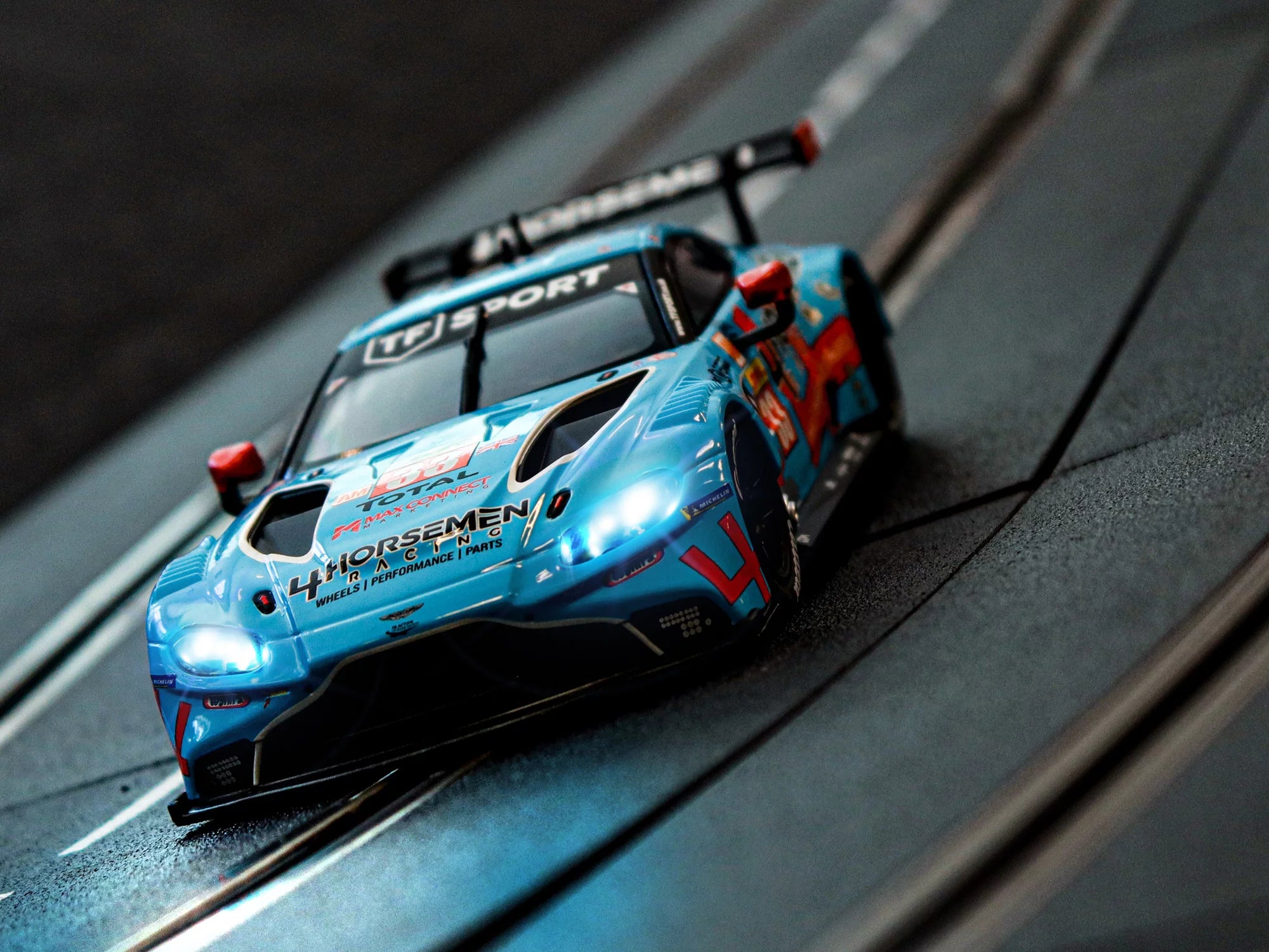 carrera-rc-aston-martin-vantage-gte-tf-sport-no-33-slotcar-1-32-digital-132 image 2