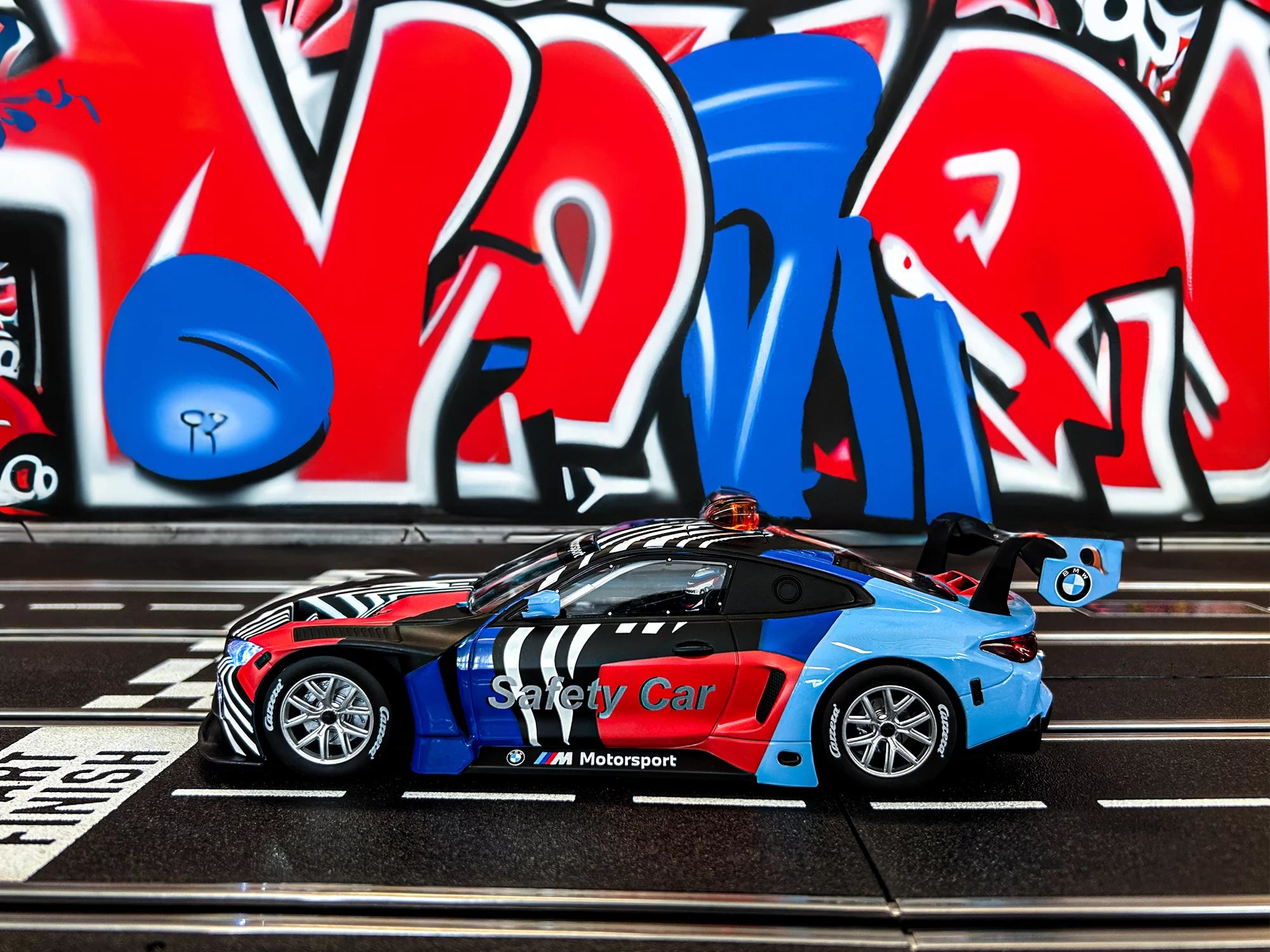 carrera-rc-bmw-m4-gt3-safety-car-digital-124-1-24-slotcar image 3