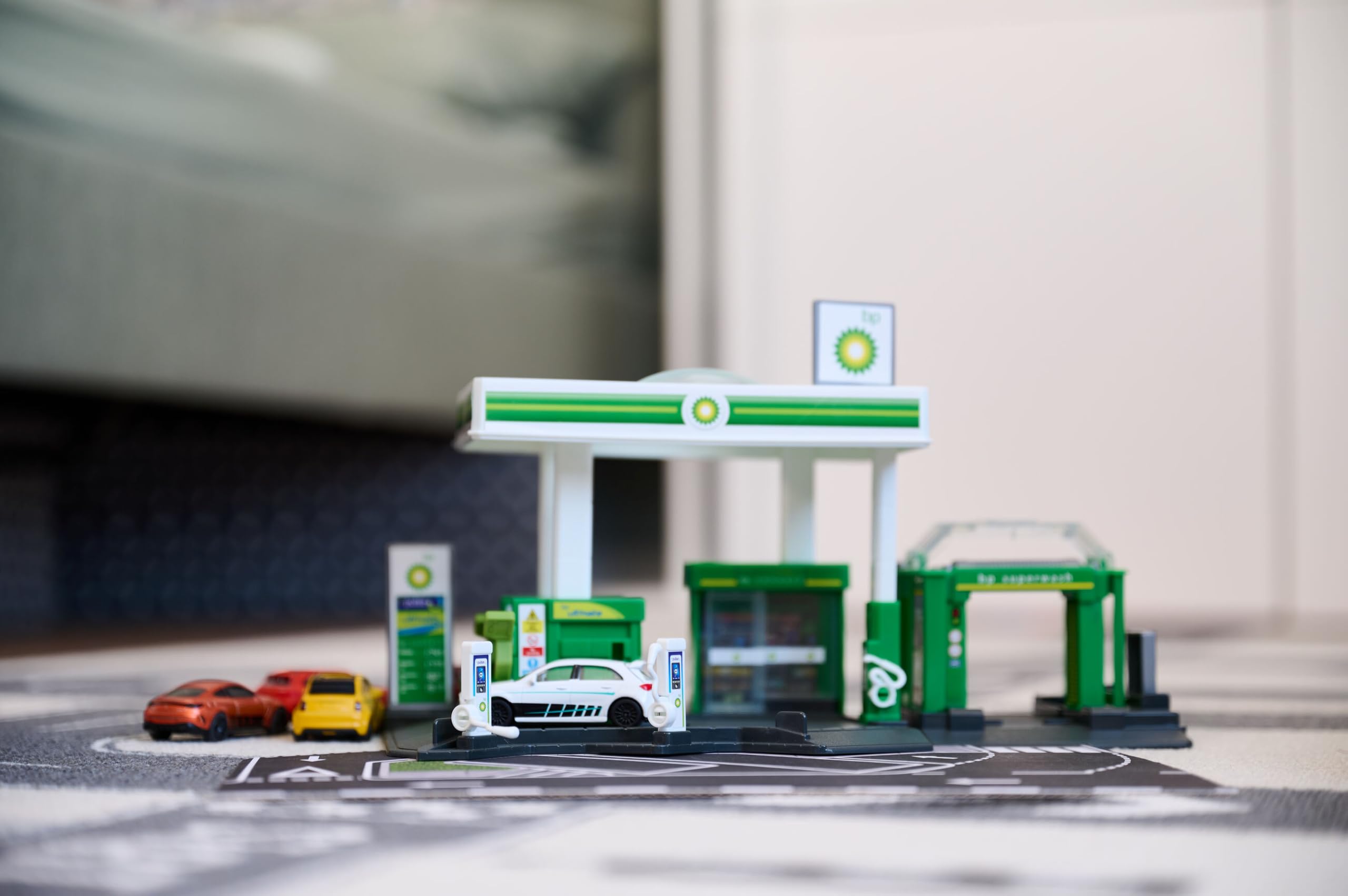 majorette-petrol-station-bp-spielzeug-tankstelle-mit-iveco-tankwagen image 3