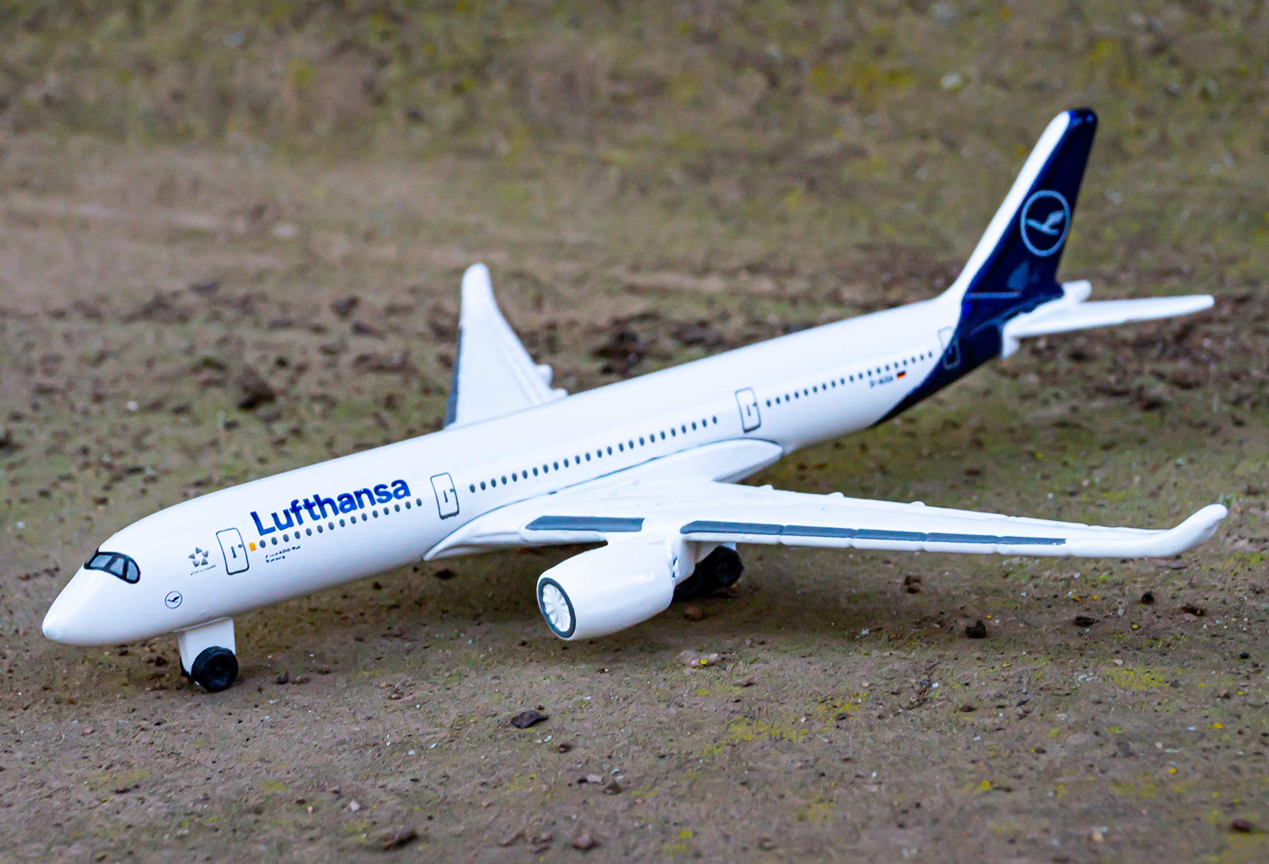 majorette-airbus-a350-lufthansa-flugzeugmodell-13-cm-metall image 4