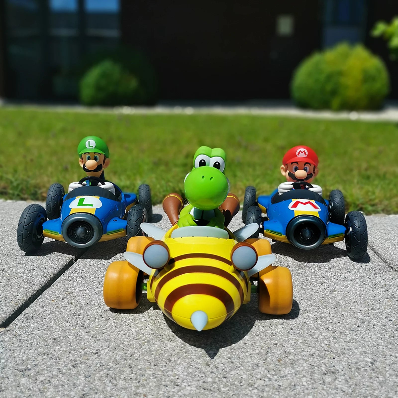 carrera-rc-mario-kart-bumble-v-yoshi-rc-auto-1-18-2-4-ghz image 5