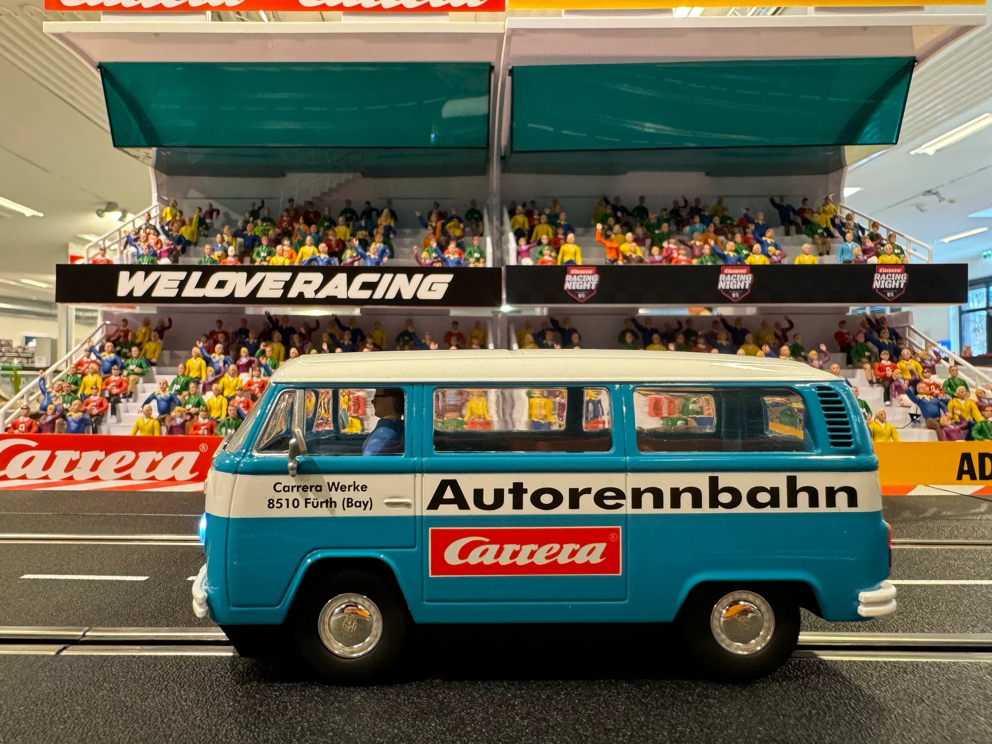 carrera-rc-vw-bus-t2b-carrera-f-rth-clubmodell-2024-slotcar-digital-132-1-32 image 3