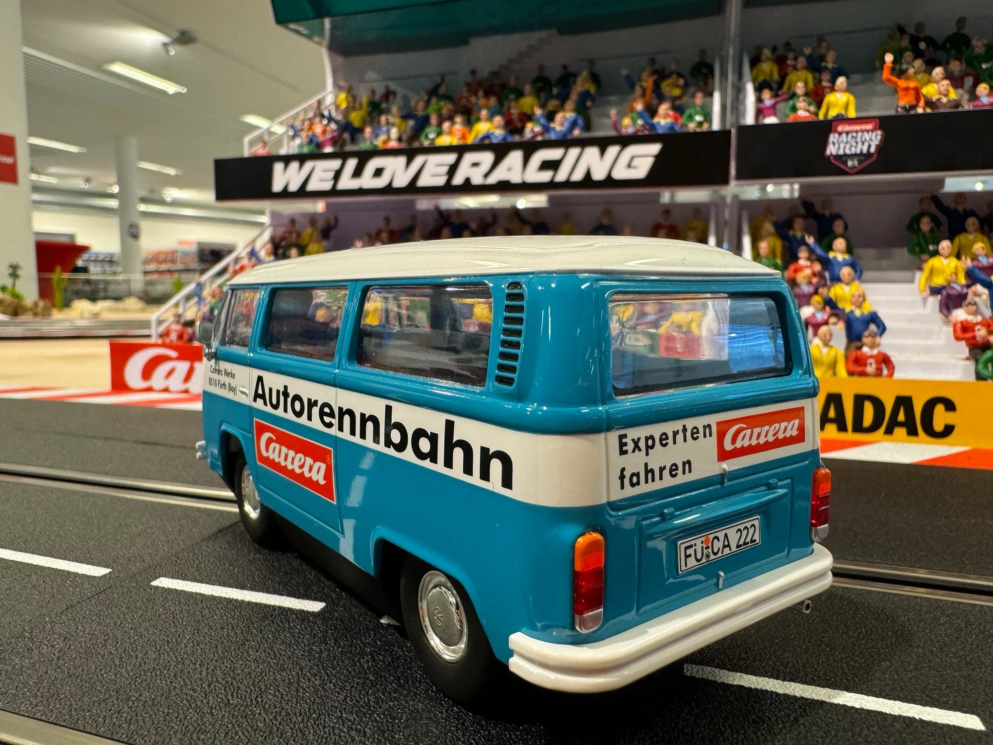 carrera-rc-vw-bus-t2b-carrera-f-rth-clubmodell-2024-slotcar-digital-132-1-32 image 4