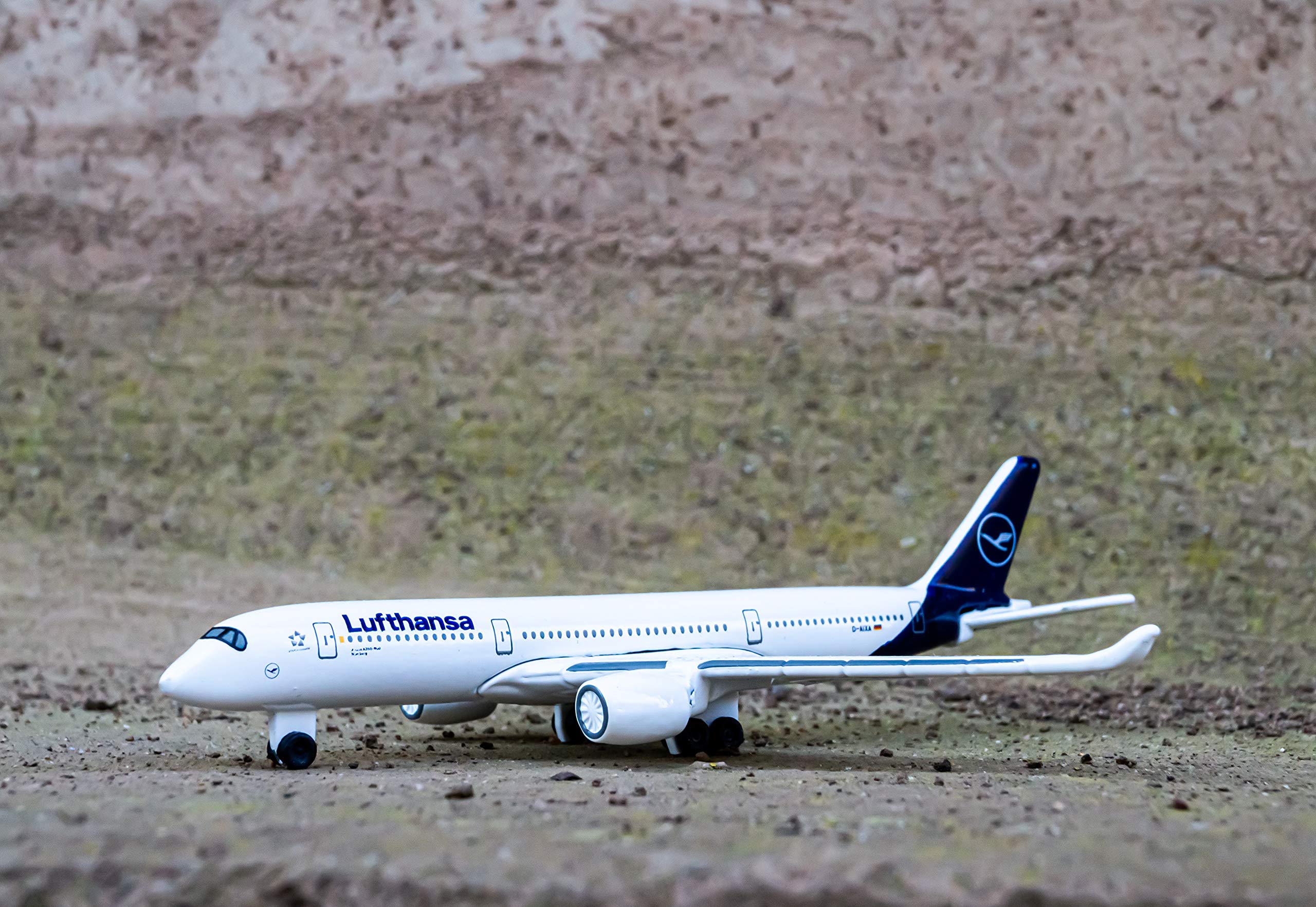 majorette-airbus-a350-lufthansa-flugzeugmodell-13-cm-metall image 3