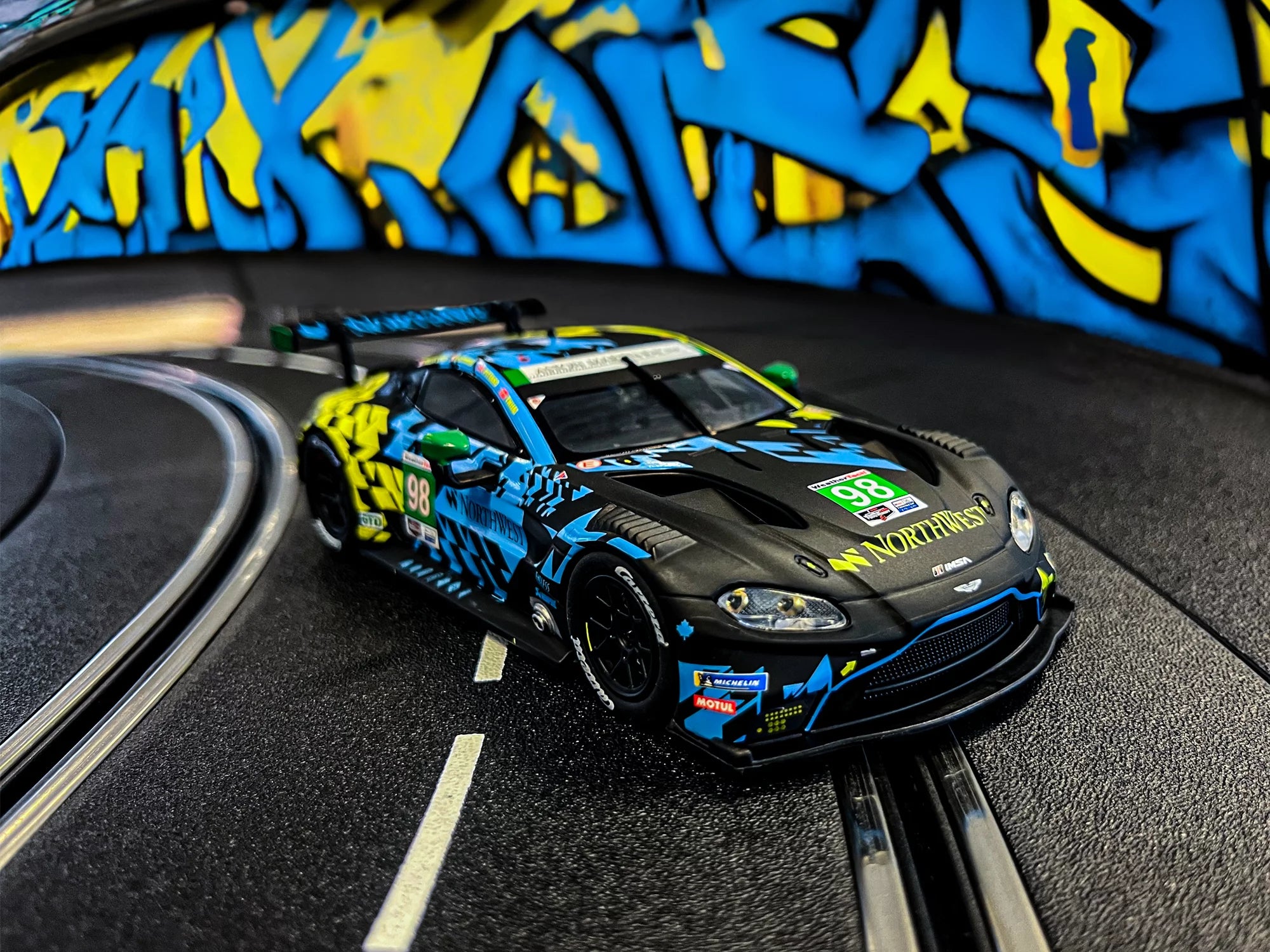 carrera-digital-132-aston-martin-vantage-gt3-northwest-no-98-slotcar-1-32 image 3