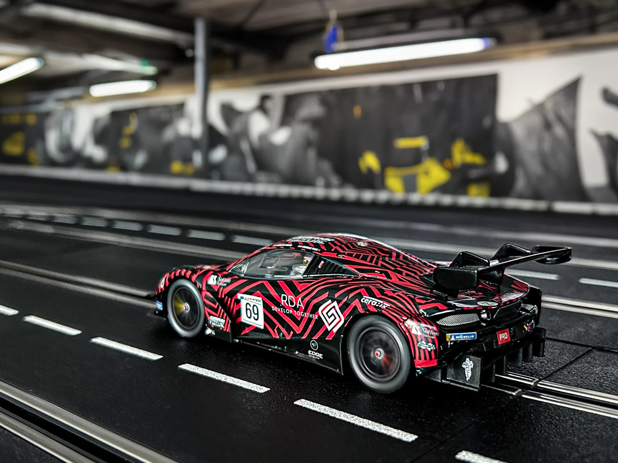 carrera-digital-132-mclaren-720s-gt3-optimum-motorsport-no-69-slotcar image 4