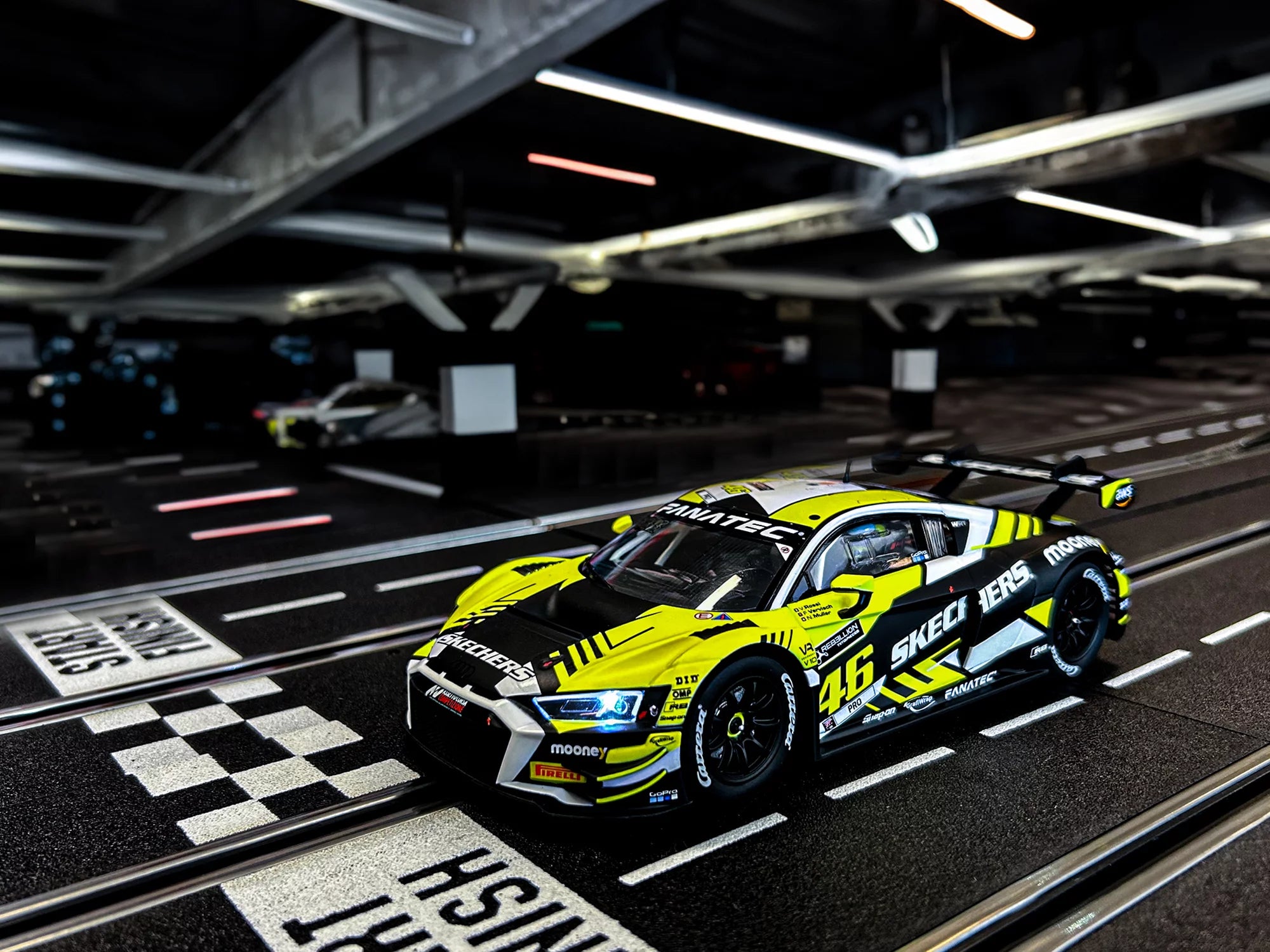 carrera-rc-audi-r8-lms-gt3-evo-ii-valentino-rossi-no-46-slotcar-1-24 image 2