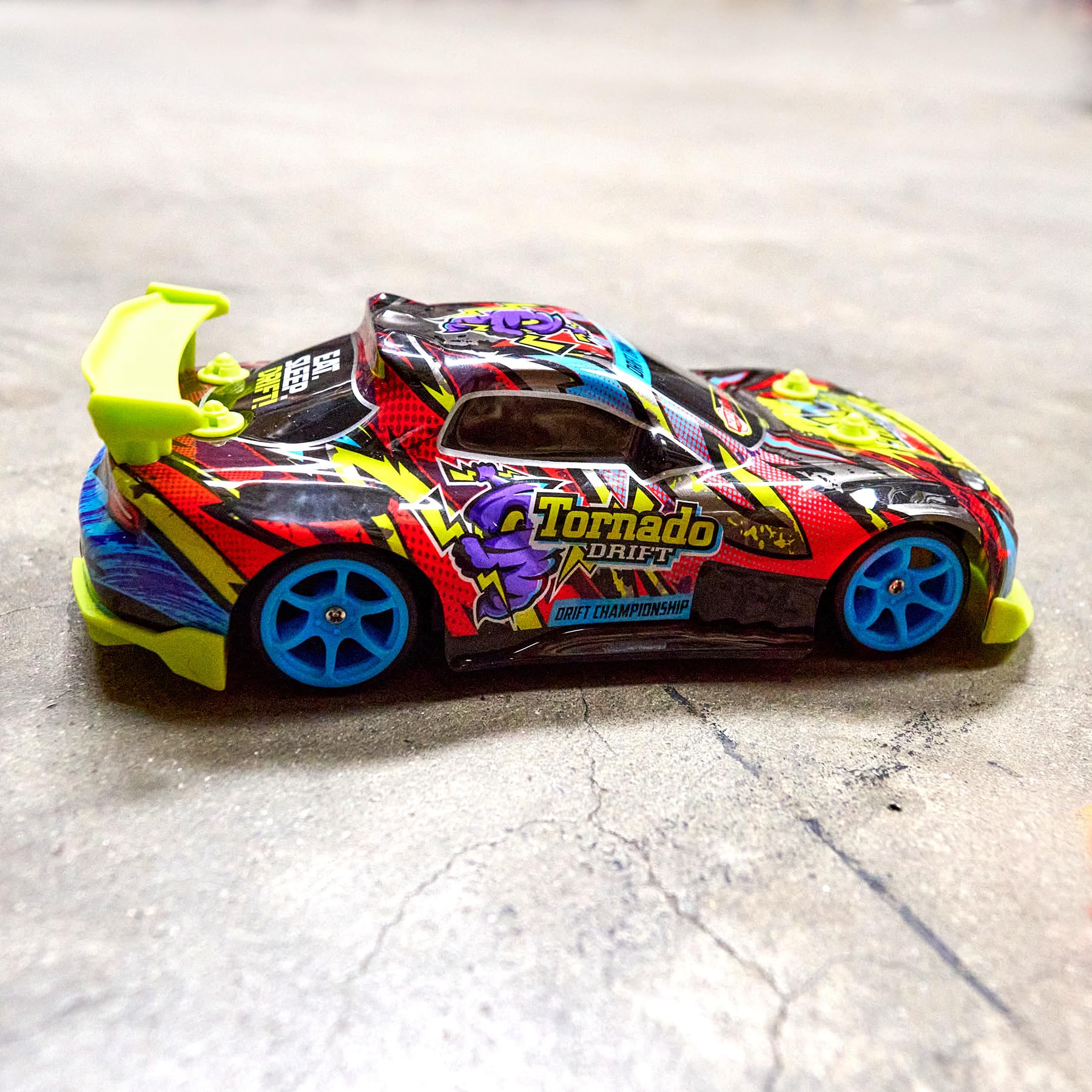 dickie-toys-rc-auto-tornado-drift-ferngesteuertes-4wd-driftcar-mit-bodenbeleucht image 6