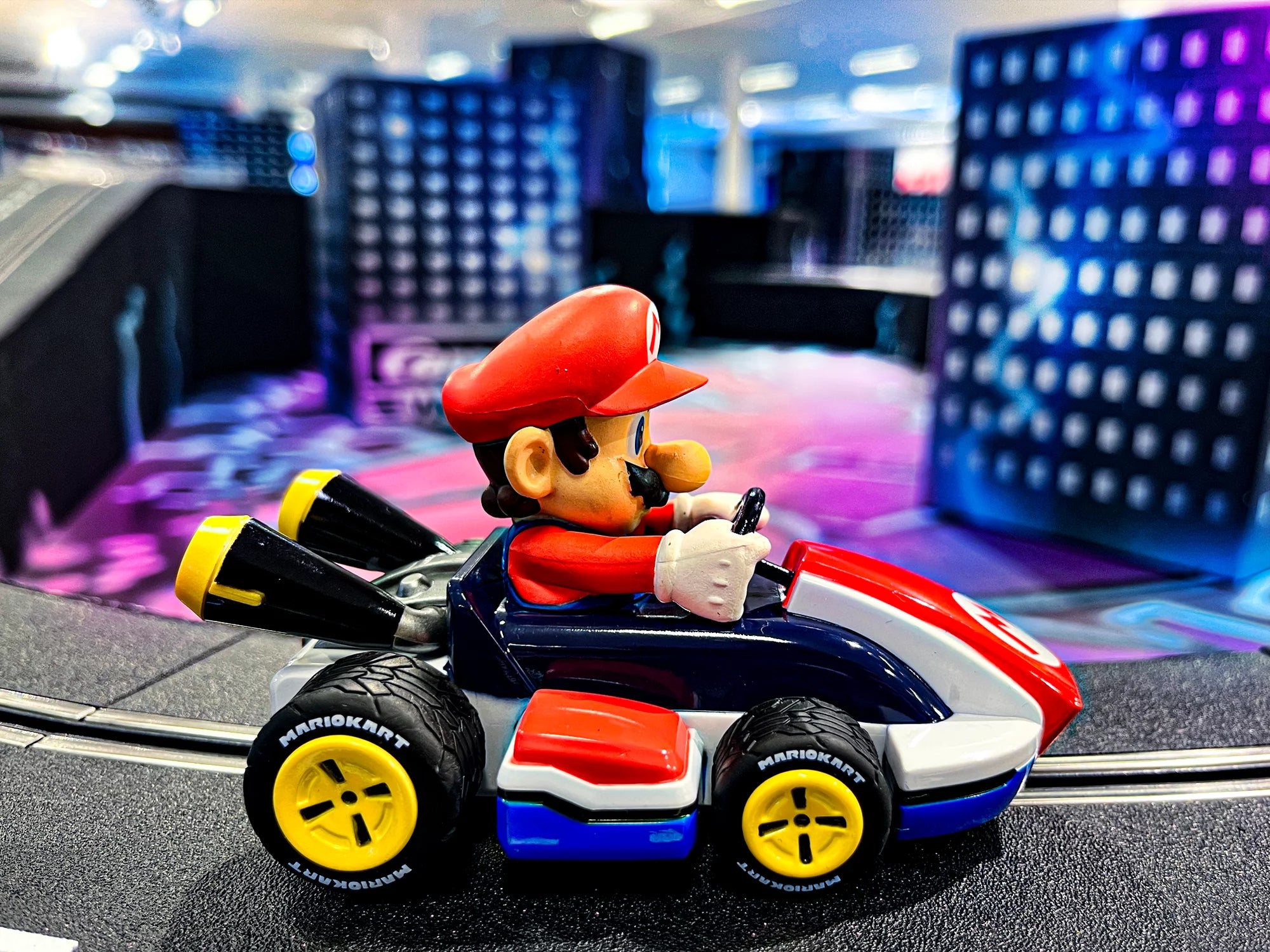 carrera-rc-mario-kart-mario-digital-132-slotcar-1-32 image 3