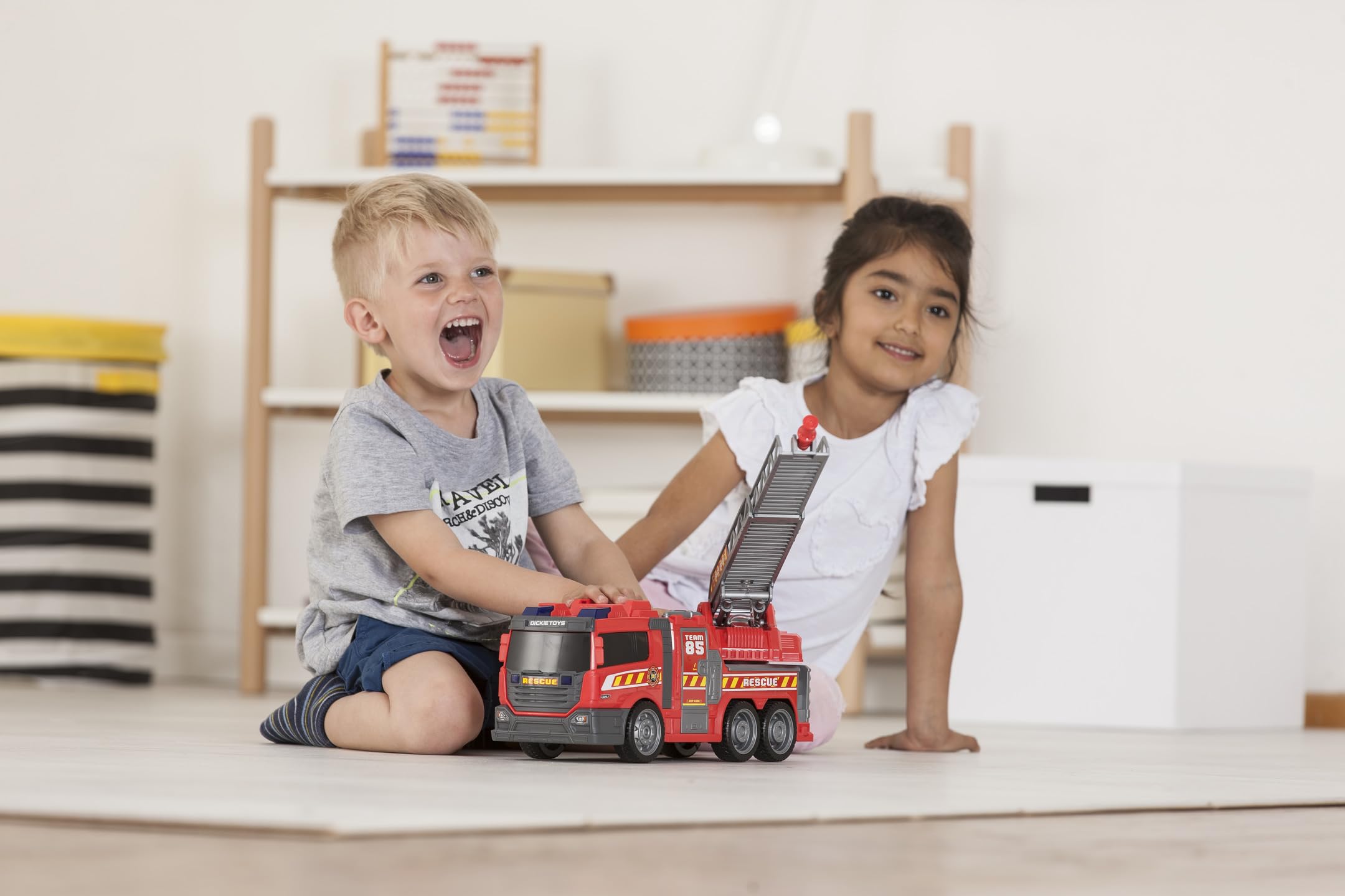 dickie-toys-fire-fighter-feuerwehrauto-mit-wasserspritze-36-cm image 6