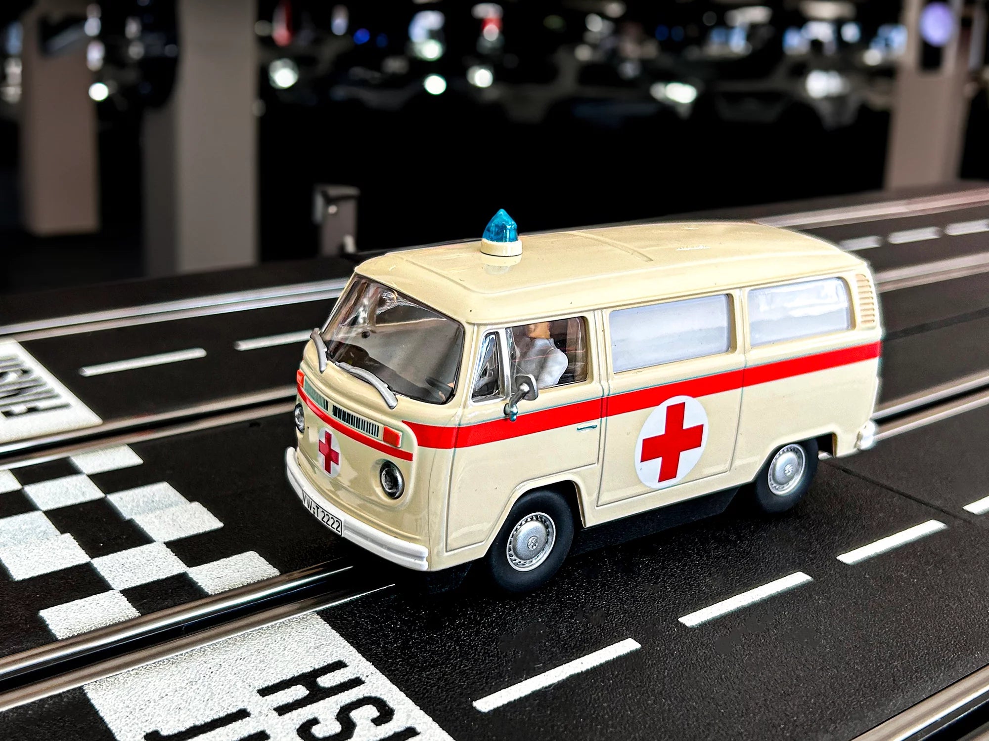 carrera-digital-132-vw-bus-t2b-krankenwagen-rotes-kreuz-slotcar image 2