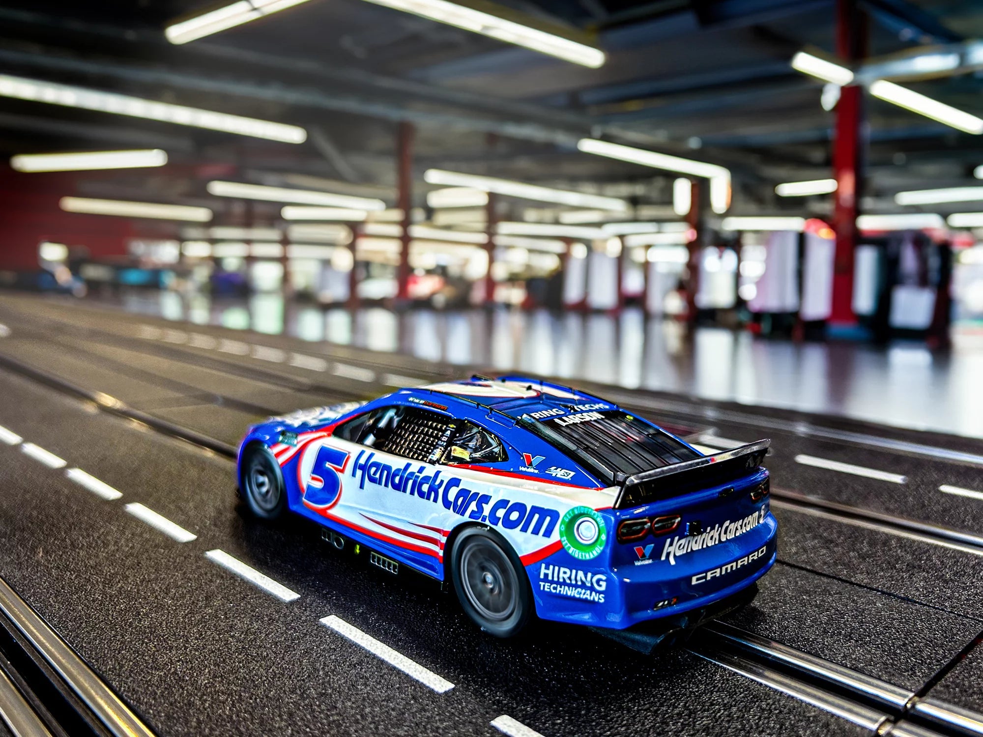 carrera-rc-nascar-camaro-nextgen-zl1-hendrick-no-5-slotcar-1-32-evolution image 4
