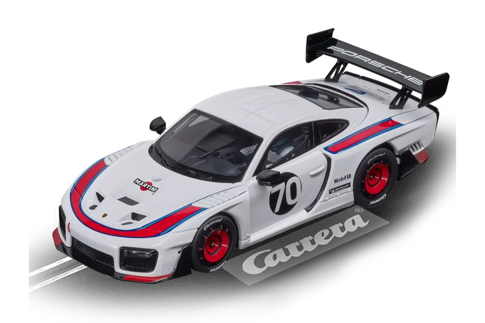 carrera-digital-132-porsche-935-gt2-no-70-slotcar-im-martini-design image 1