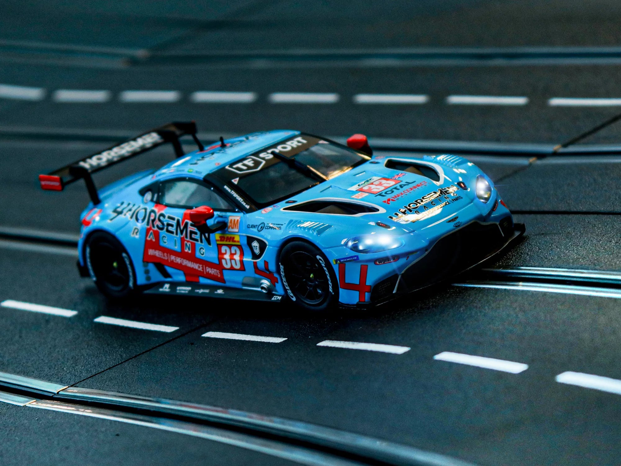 carrera-rc-aston-martin-vantage-gte-tf-sport-no-33-slotcar-1-32-digital-132 image 3